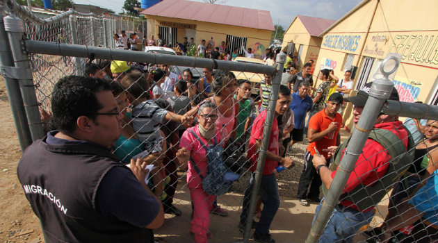 Foto: Cortesía CNN. Oficiales venezolanos retienen a los colombianos para deportarlos.