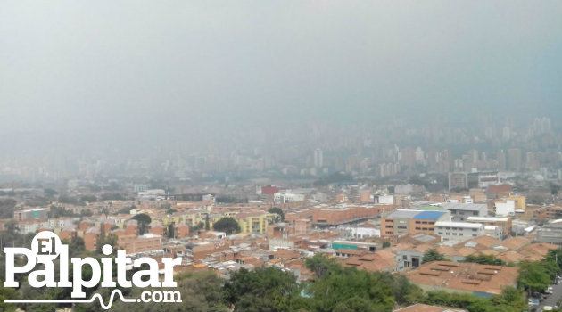 así lucía Medellín este miércoles a las tres de la tarde, producto de la baja calidad del aire.