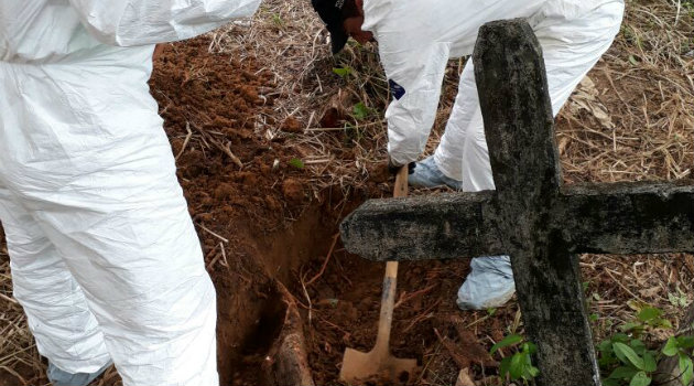 Los restos fueron exhumados por miembros del CTI. Foto: CORTESÍA.