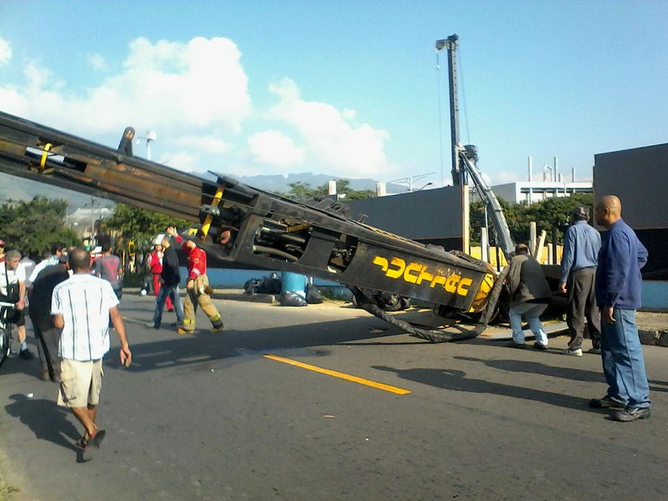 Caida de grua en Envigado