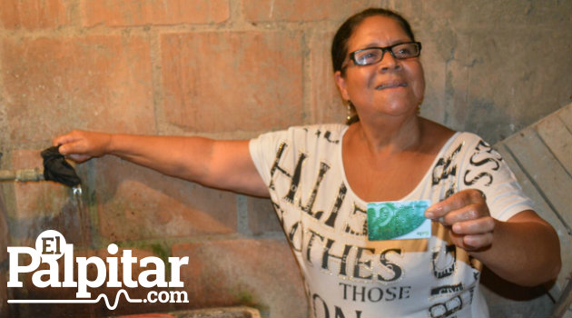 Foto: El Palpitar. Luz Mariela García, primera usuaria en contar con el nuevo servicio de Agua Prepago EPM en Medellín.