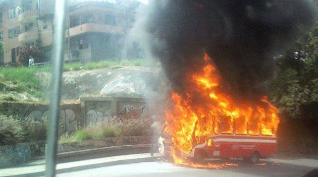 bus_quemado_autopista