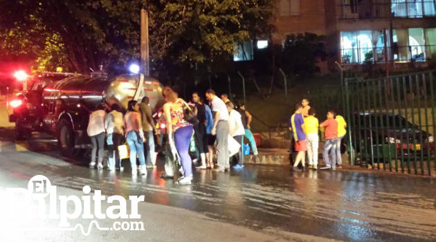 Las personas buscan el agua a través de carro tanques de EPM.