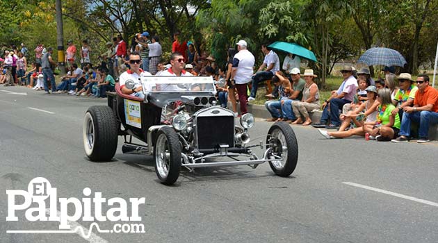 Desfile_de_autos_clasicos_y_antiguos_Medellin