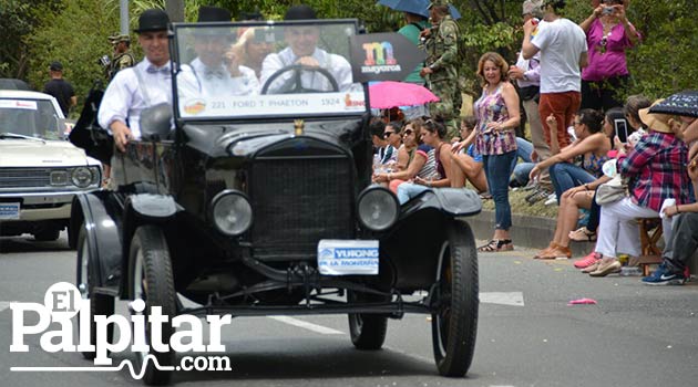 Desfile_de_autos_clasicos_y_antiguos_Medellin_5