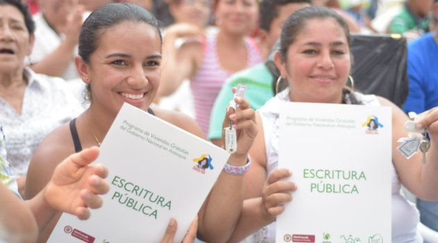 Foto: Cortesía. En Cañasgordas, 100 familias disfrutaron al conocer sus nuevas viviendas.