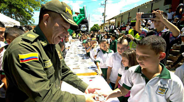 policia_niños_helado_armas