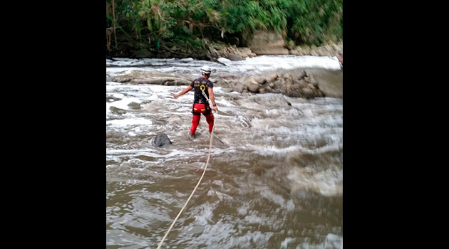 Rescate-mujer-rio-porse1