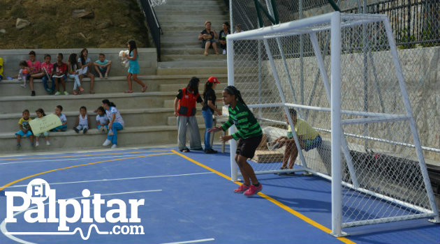 Ecoparque_Niña_Fútbol_Deporte