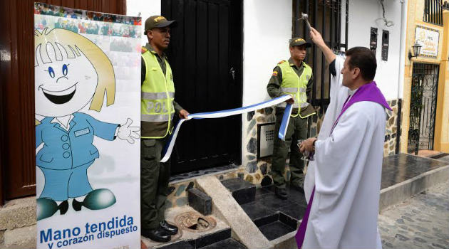 intendente_casa_policia_labor_social_sacerdote_bendicion