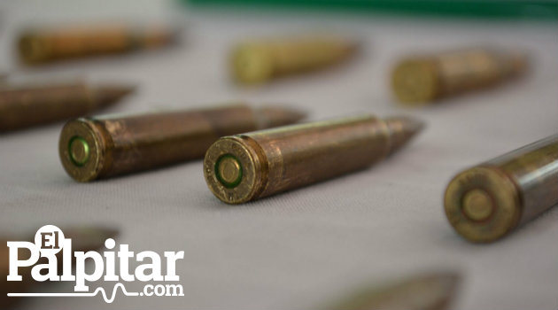 Una gran cantidad de armas y municiones fueron incautadas por la Policía Metropolitana Valle Aburrá, luego de que dos bandas criminales se enfrentaran en la noche de este jueves 14 de enero en el barrio Castilla
