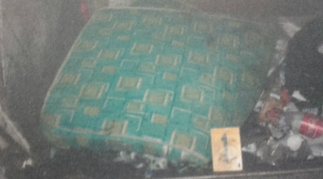 La menos fue encontrada envuelta en este colchón. Foto: CORTESÍA