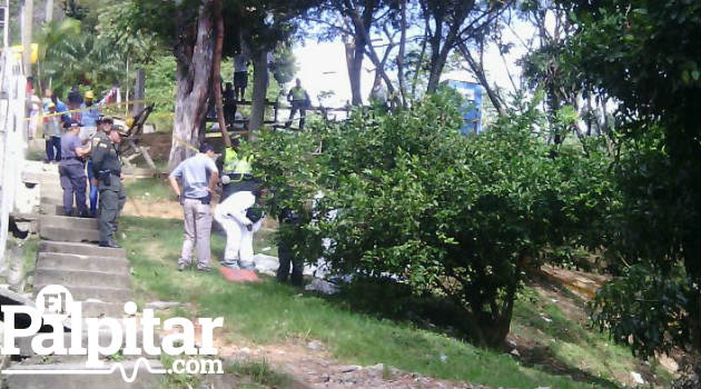 La imagen corresponde al caso registrado en Robledo, donde fue rescatado el cuerpo en una cañada. Foto: CORTESÍA