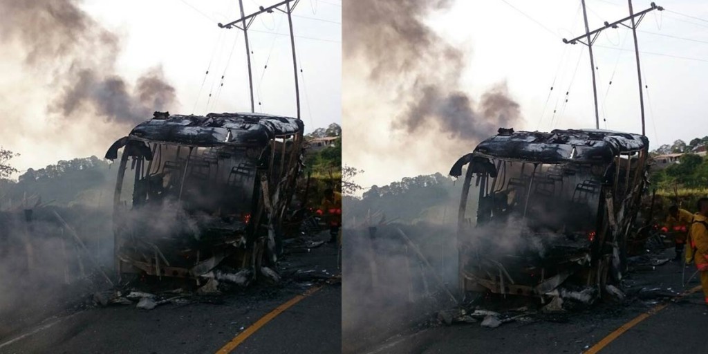 Un bus fue quemado en el municipio de Tarso, Antioquia, durante el llamado "paro armado" del Clan Úsuga. Foto: CORTESÍA/ARCHIVO