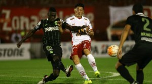 Dávinson Sánchez fue titular y figura ante Huracán en su debut por Copa Libertadores. Foto: ARCHIVO/CORTESÍA