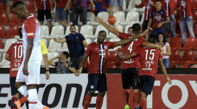 Santa Fe necesitaba mínimo un empate, pero con la derrota se despidió de la Copa. Foto: CORTESÍA