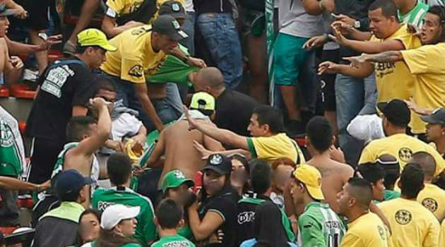 Hinchas en la tribuna sur se agredieron durante el encuentro Nacional  - Bucaramanga. Foto: CORTESÍA/ARCHIVO