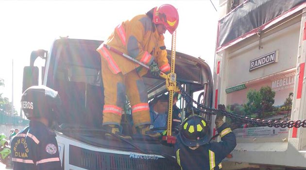 accidente_bus_rescate_defensa_civil