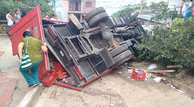 accidente_volcamiento_camion