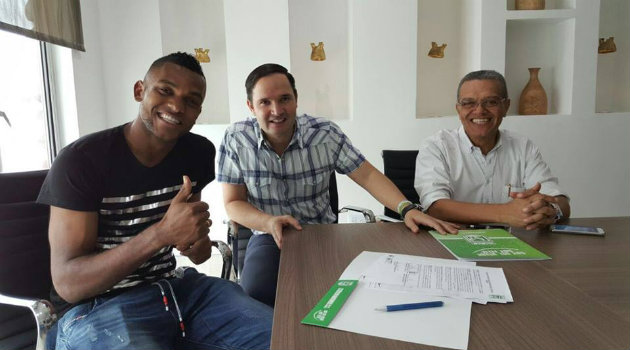 Miguel Borja durante la firma de su contrato en compañía de Víctor Marulanda y en médico Hernán Luna. Foto: Atlético Nacional