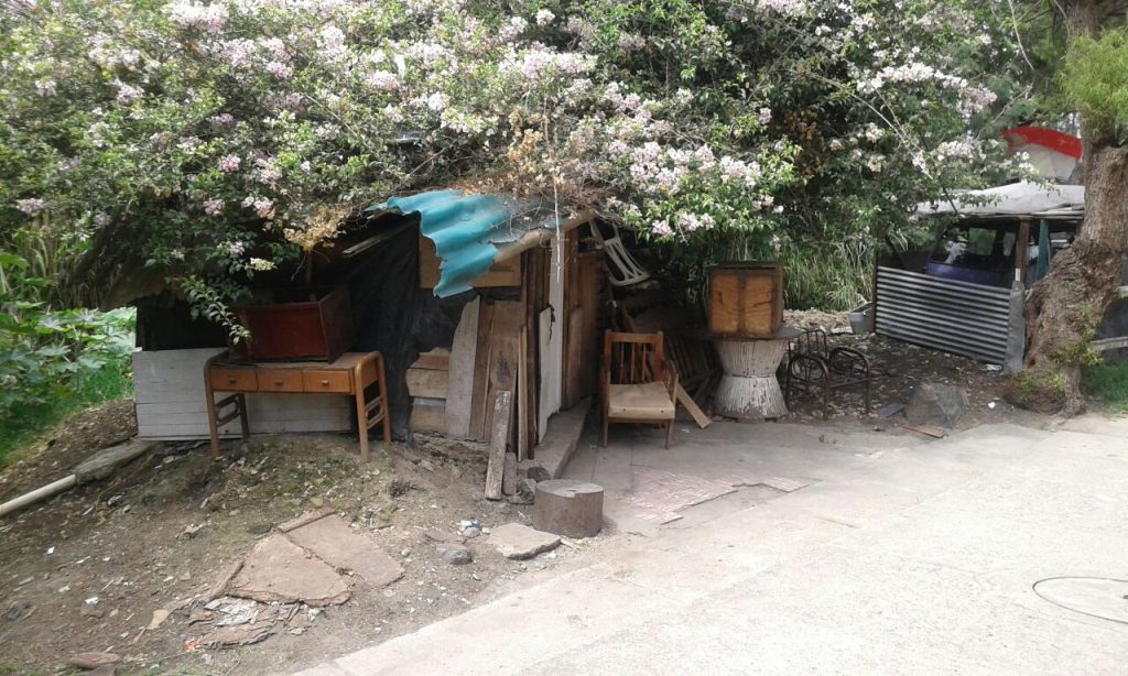 Lugar de los hechos. Cuando el hombre fue atacado se encontraba sentado en el sofá que aparece en la imagen.