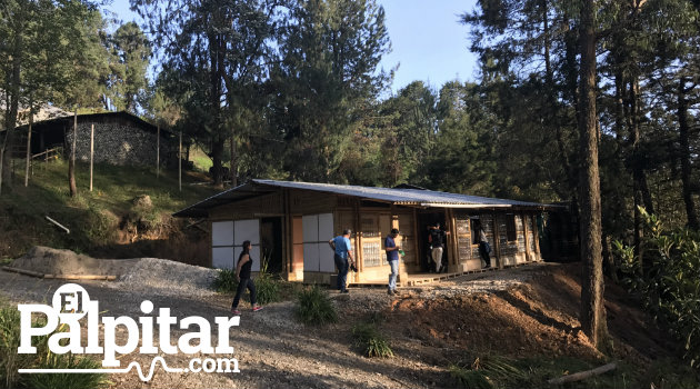 La casa autosostenible cuando estaba en construcción, en el municipio de Guarne. 