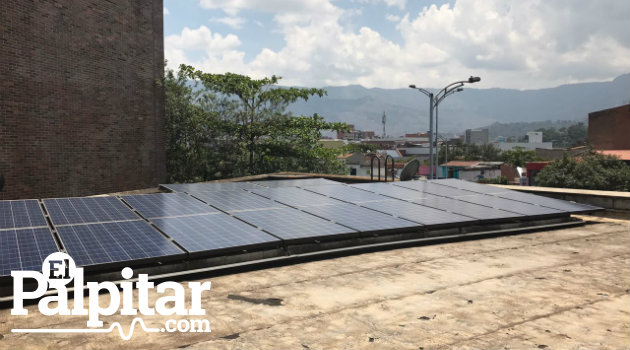 En Medellín ya existen entidades que utilizan paneles solares para abastecer parte de su energía, como la UPB. Fotos: EL PALPITAR.