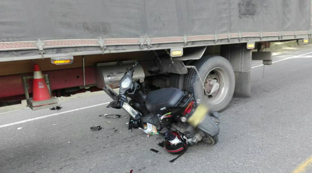 La moto fue arrollada por el costado lateral del camión. Foto: CORTESÍA.