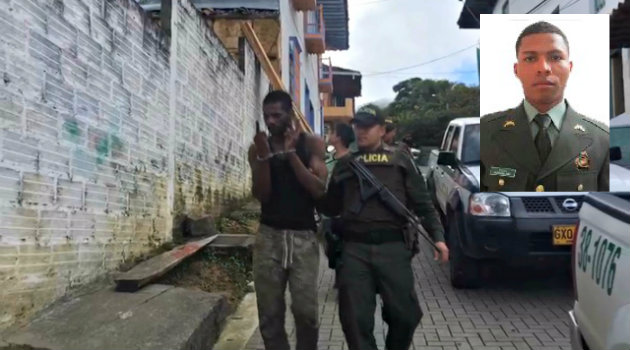 Señalando el dedo del medio se presentó alias El Negro Perea. Foto: CORTESÍA.