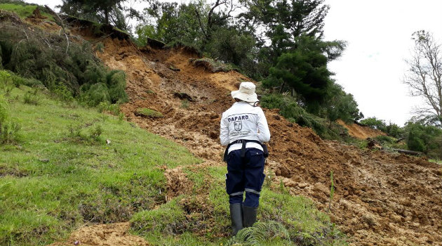 Personal del Dapard hacen monitoreo al deslizamiento. Foto: CORTESÍA.