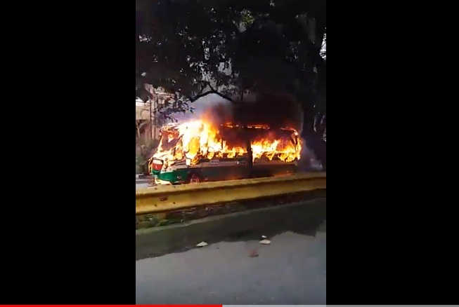 Bus fue quemado en Calasanz.