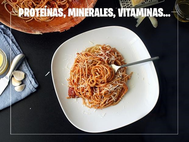 Imagen de un plato de espaguetti con queso y tomate.